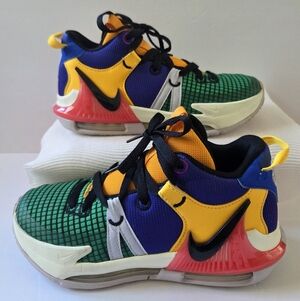 Nike Lebron Witness 7 Kids 4Y Multicolor